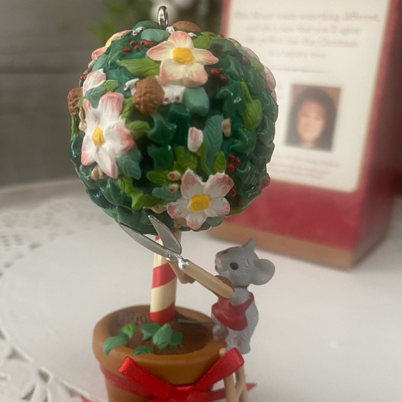 🎄 HALLMARK KEEPSAKE ORNAMENT. “TENDING HER TOPIARY”. DATED 2000. RARE & RETIRED - Picture 7 of 9